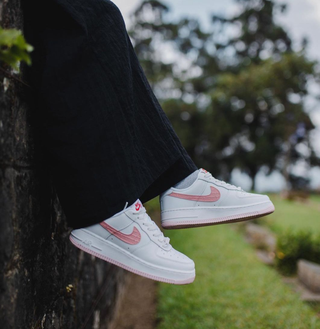 Nike airforce one valentine white pink