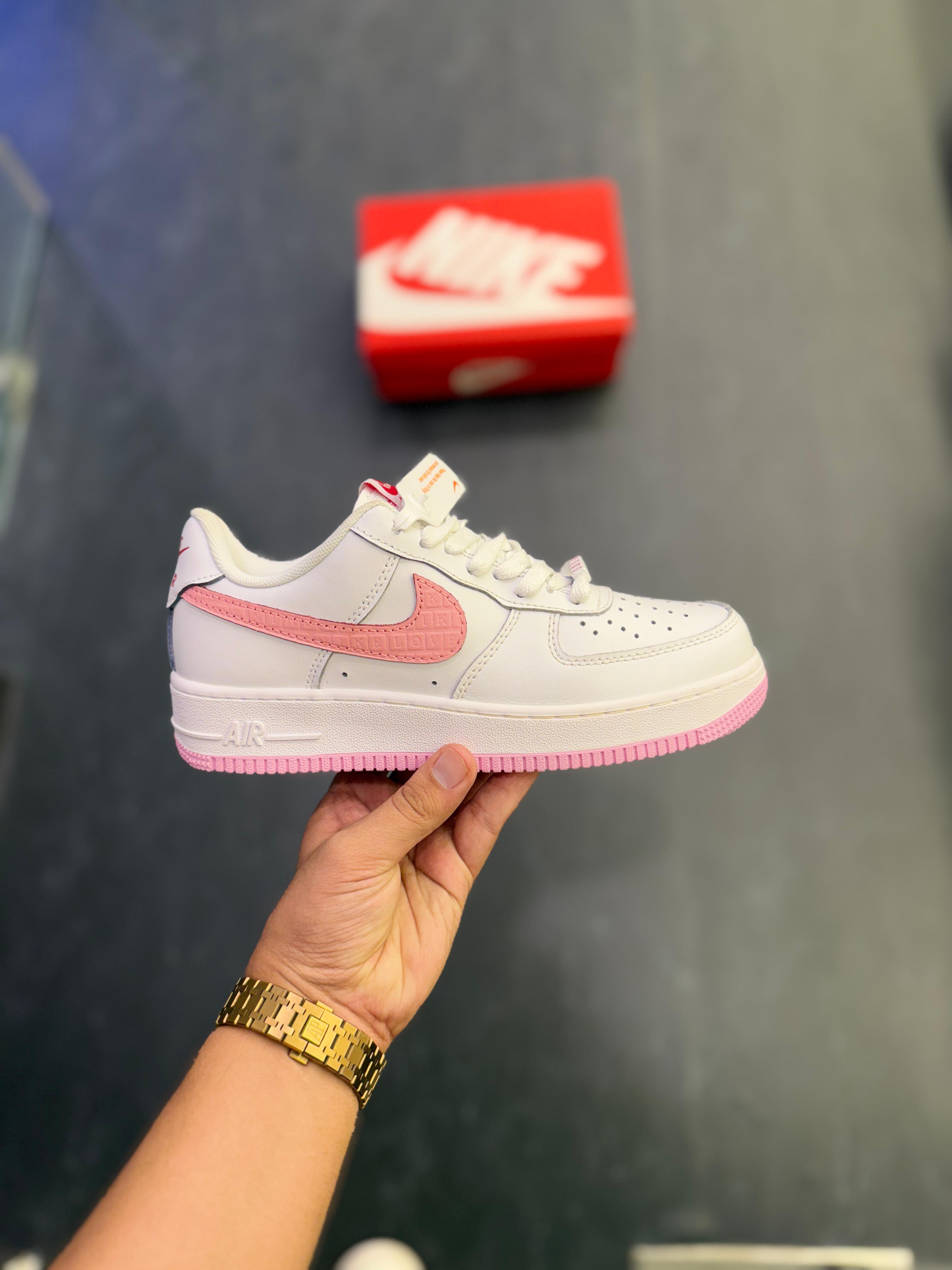 Nike airforce one valentine white pink